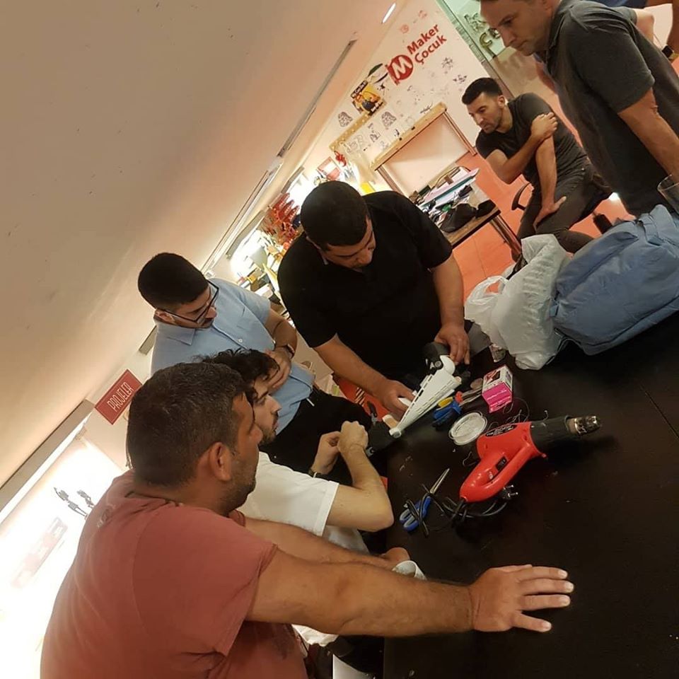 Robotel gönüllülerinden İnfotron 3D ekibi ile Maker Atölye’de de Büşra kardeşimizin elini test ediyoruz. #sosyalfayda için #Teknoloji